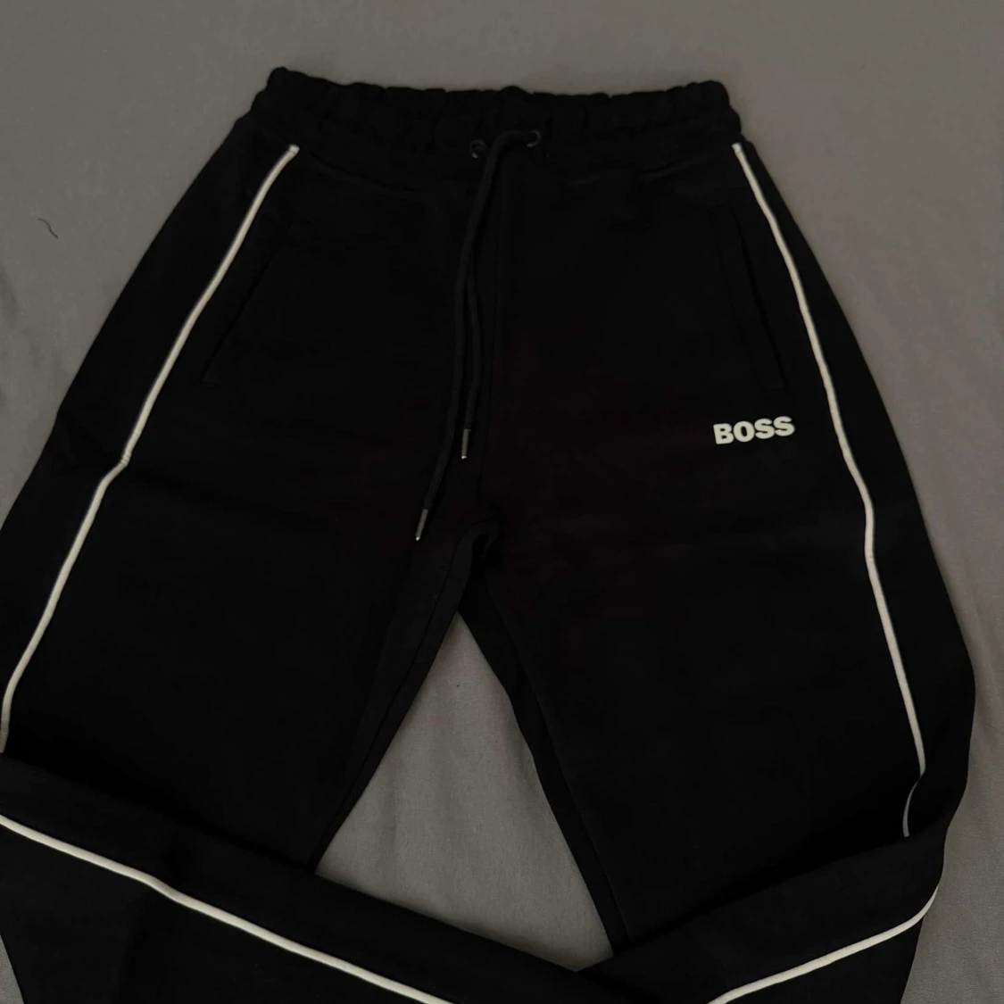 Svart hoodie med dragkedja från BOSS - 2