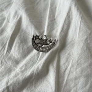 Milky Way ring från Ioaku - Ring i silver från Ioaku. Endast använd väldigt få gånger. Den är också justerbar. Ny pris 599.     Mitt pris 500kr