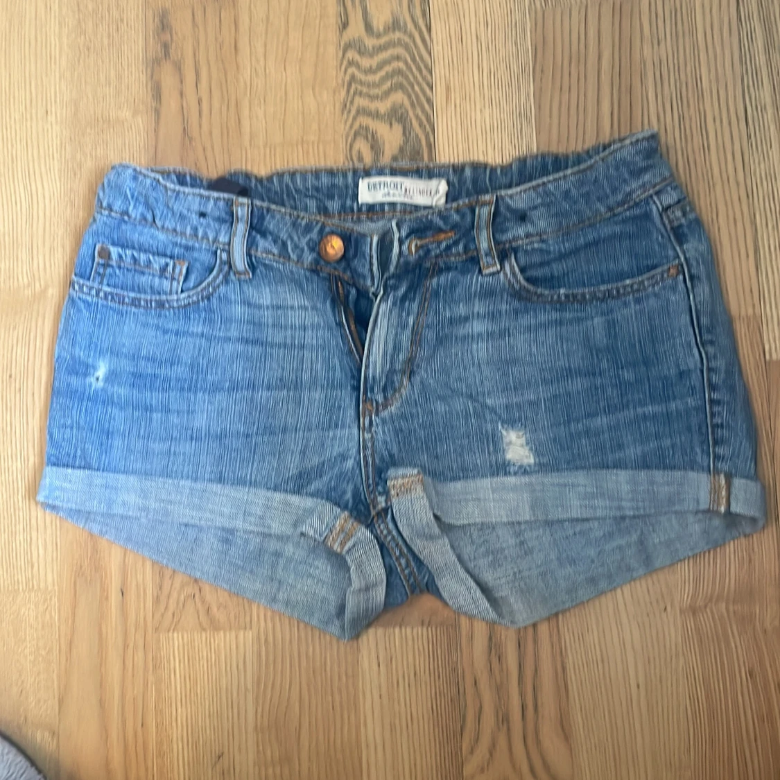 Blå jeansshorts med upprullad kant