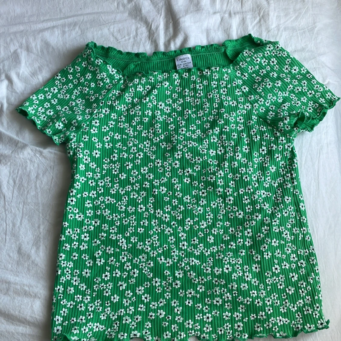 Grön blommig topp från Lindex