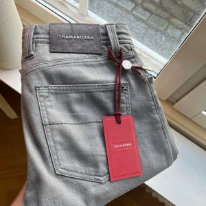 Grå jeans från Tramarossa - Snygga grå jeans från Tramarossa. Materialet är mjukt och stretchigt, använda nån enstaka gång, nypris runt 5000, hör av er vid funderingar