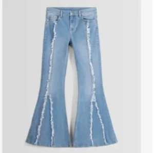 Ljusblå bootcut jeans med fransade detaljer - INTRESSKOLL‼️Funderar på att säljer ett par jätte coola ljusblå bootcut jeans med råa, fransade sömmar längs benen. Inga defekter. Kontakta vid frågor eller intresse, pris kan diskuteras 💞