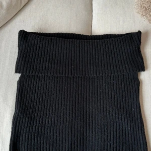 Svart ribbad stickad topp - Stickad off-shoulder topp