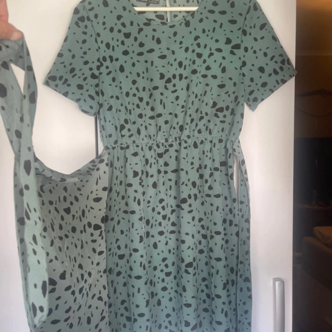 Grönprickig kort klänning från SHEIN - 1