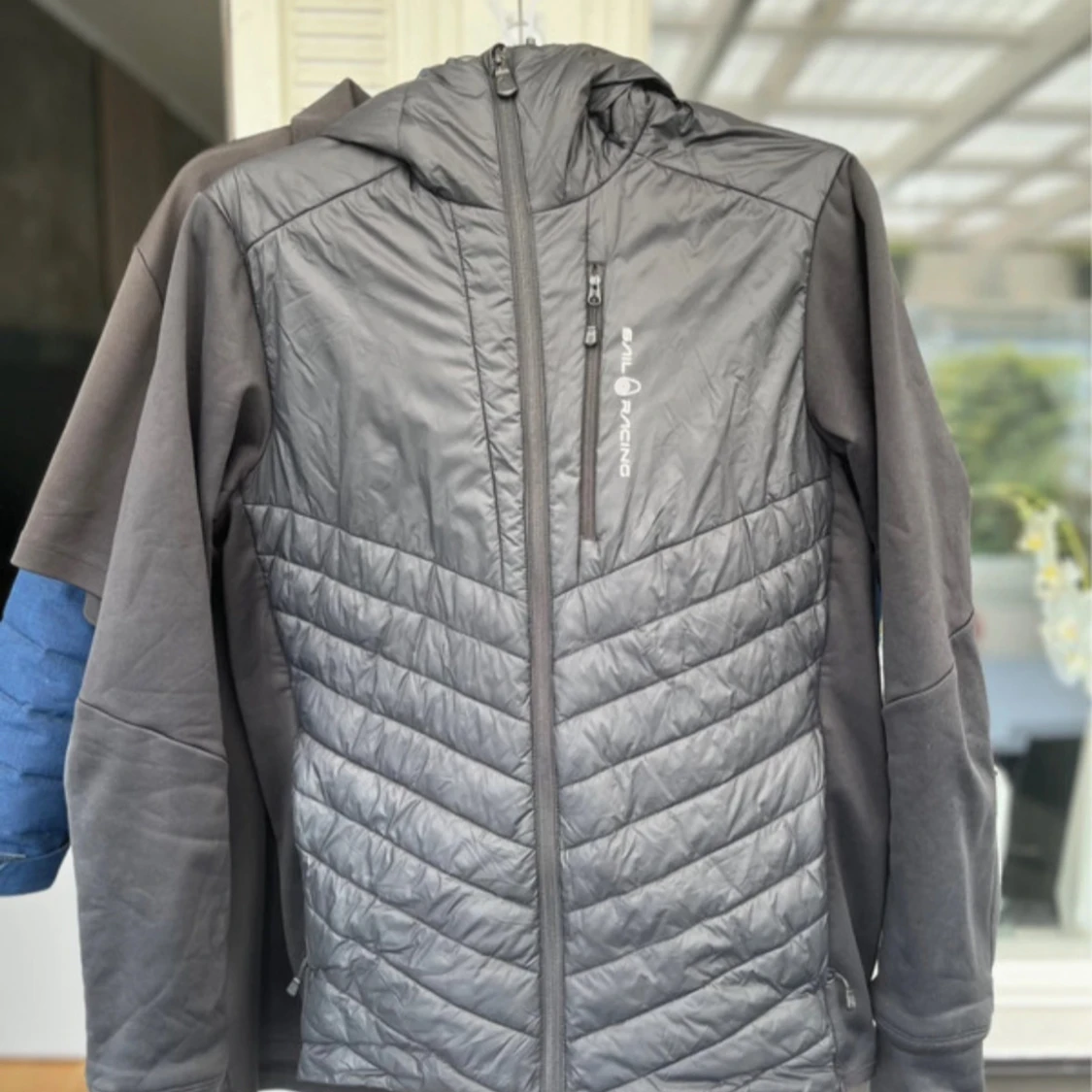 Svart hybridjacka Sail Racing