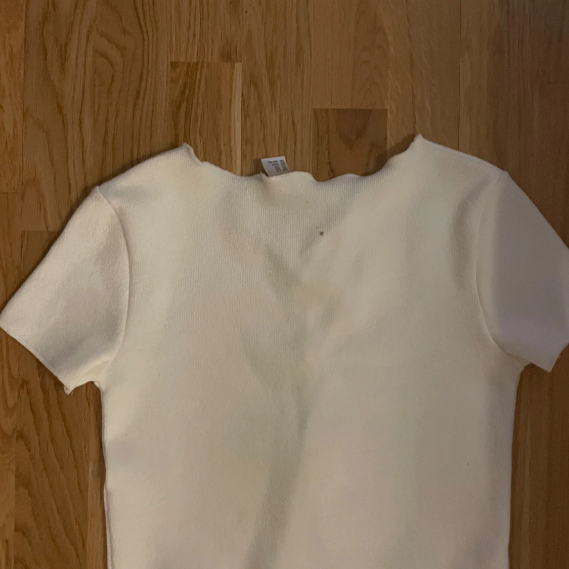 Vit kortärmad topp med silvriga knappar - 2