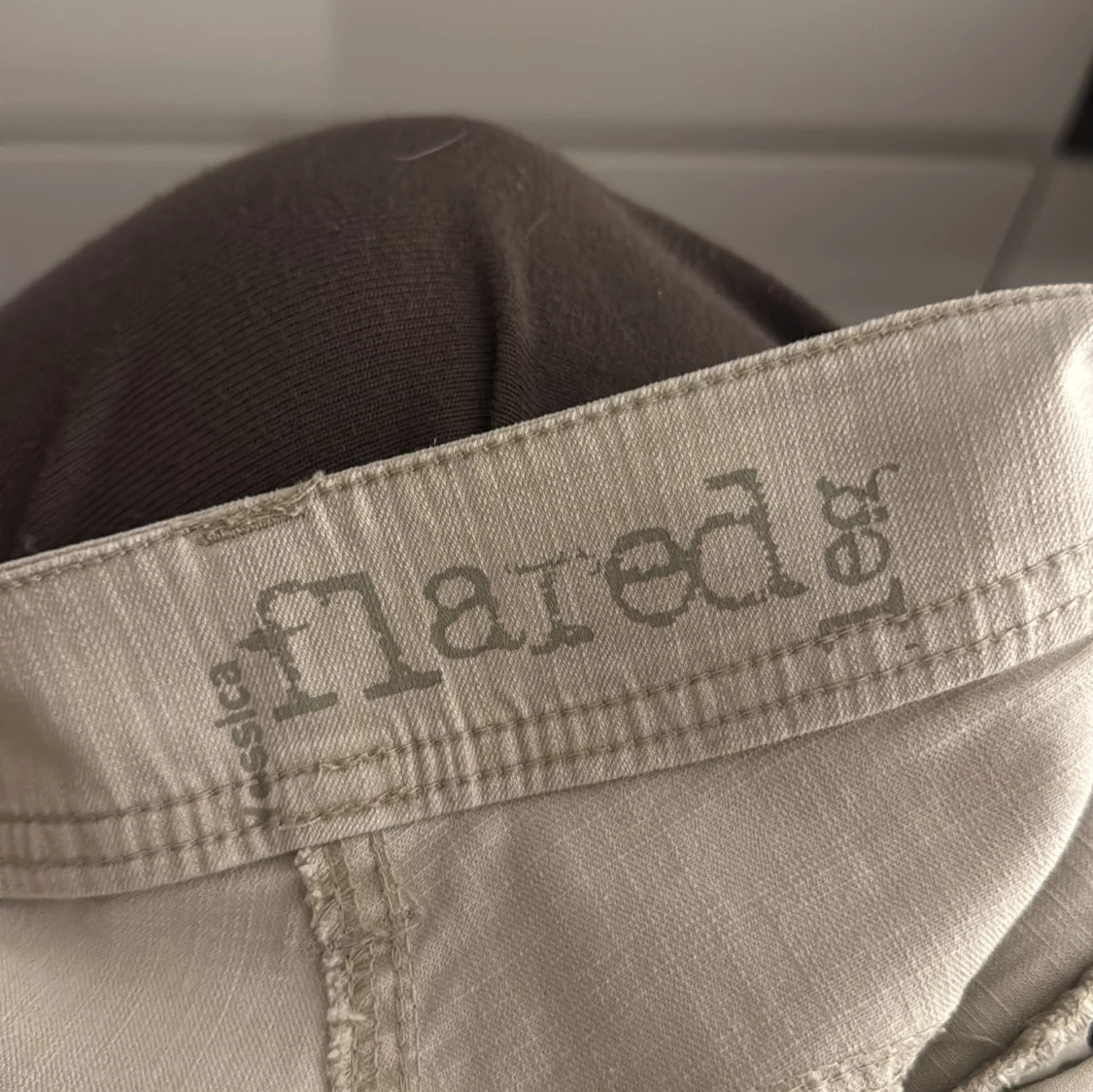 Beiga bootcut byxor från Yessica - 3