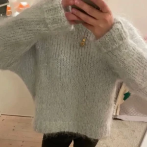 Turkos/ljusblå  stickad tröja 🤩 - Supermysig ljusblå/turkos stickad tröja i mohair från h&m. ❤️