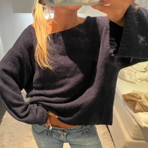 Mörkblå stickad tröja  - Mörkblå stickad tröja, supersnygg!! 