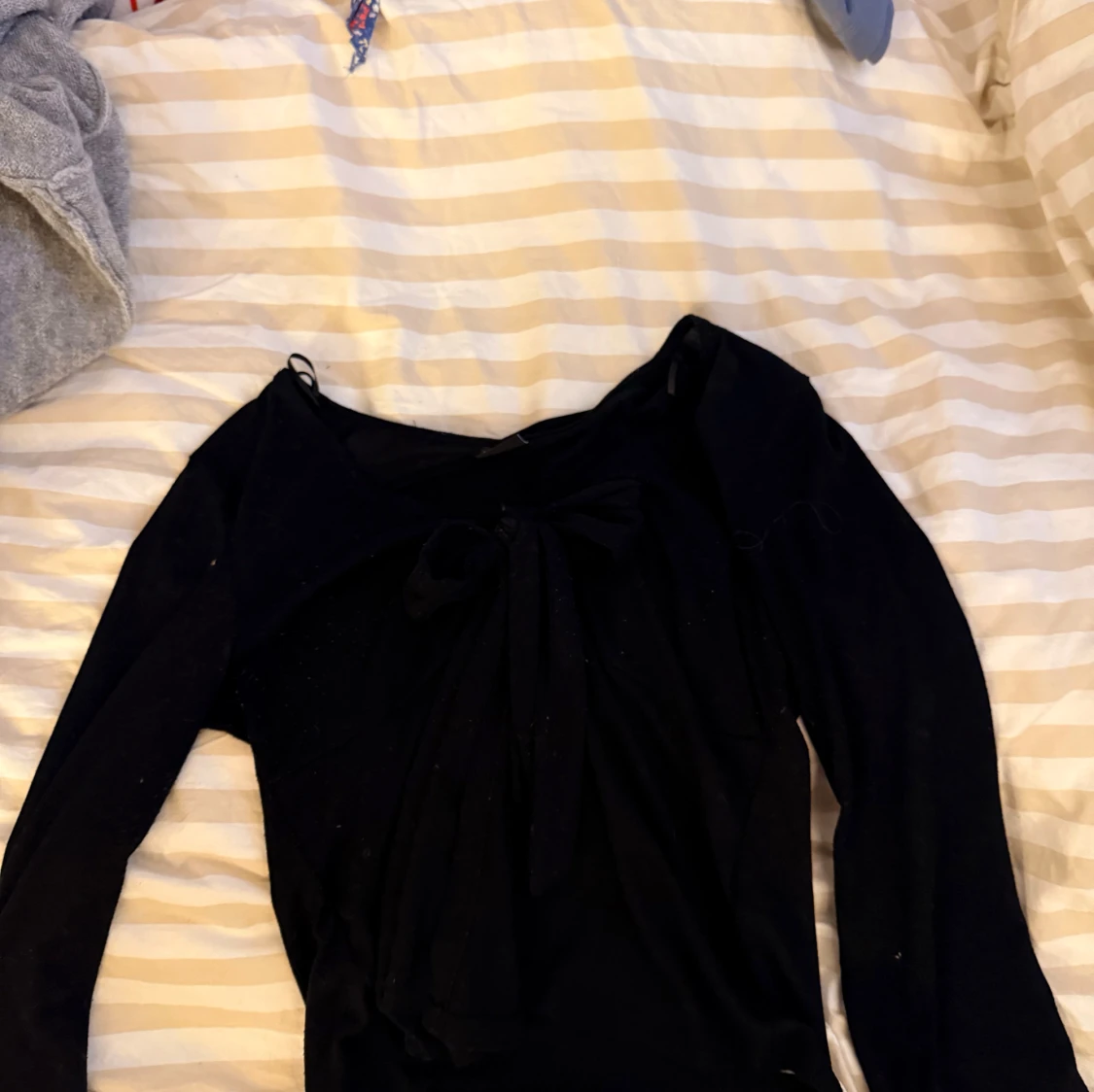 Svart omlottopp med rosett Gina Tricot - 1