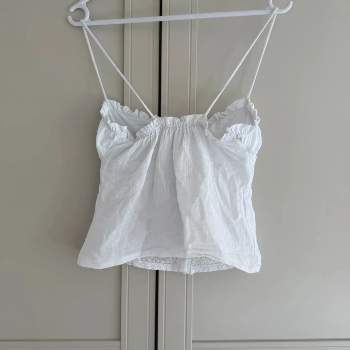 Vit broderad linnetopp med knappar - 1