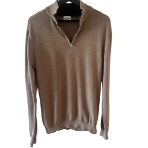 JOHN HENRIC HALF ZIP - John Henric half zip - Storlek M - Mycket fint skick - hör av er vid minsta fundering // Deluxecloset 