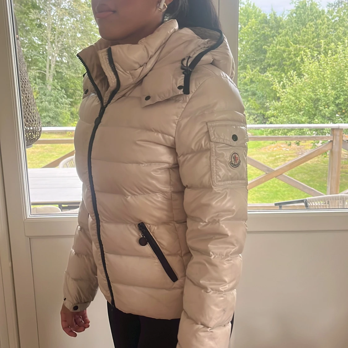 Beige pufferjacka från Moncler