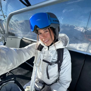 Everest skidglasögon - Säljer mina gamla googles från Everest med spegelglas. Perfekta en solig dag i backen. Nästan helt oanvända. Säljer då jag fick ett par nya. Nypris 600 kr