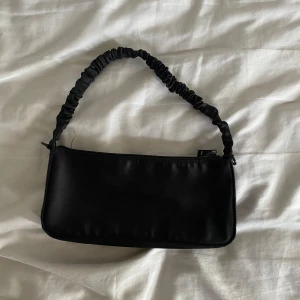 Väska - Svart snygg väska från Kappahl
