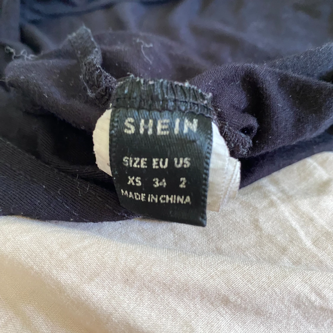 Svart croppad topp som är rygglös - 2