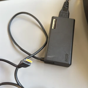 Datorladdare Lenovo 65 watt - Nästintill helt oanvänd laddar datorn på bara någon timme och funkar bra