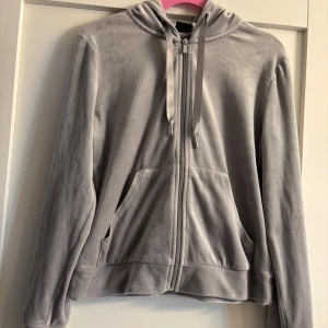 Grå velourkofta med dragkedja - Supermjuk kofta i velour från Gina Tricot. Ganska sparsamt använd. 
