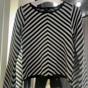 Randig svartvit stickad tröja Lindex XS - Säljer en jätte fin svart vit randig tröja från Lindex storlek xs aldrig använt den som ny som ny kostar den 399 och jag säljer den mer än halva priset🤗❤️kom privat för bilder, pris kan diskuteras❤️