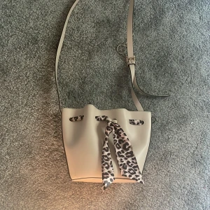 Beige axelväska med leoparddetalj - Rosa/beige väska med leopard detalj. Lagom stor och rymlig. Använd mindre än 10 gånger.
