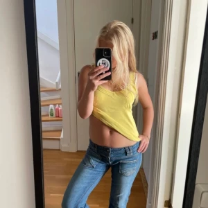 💓Only lågmidjade jeans💓 - Aldrig använda, men köpta second hand ❤️ Säljer då de ej passar mig till smaken. Är öppen för prisförändringar. Midjemått: 36cm och innerbenslängd: 74cm 💓