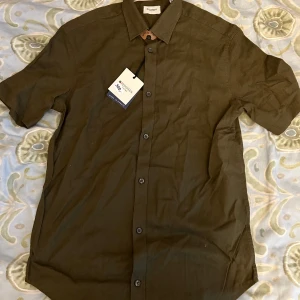 Mörkgrön skjorta  - Säljer nu denna mörkgröna skjorta från Redgreen helt ny med prislapp 