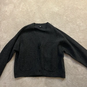 Grå kofta från Uniqlo i ull - Säljer denna jättefina kofta ifrån uniqlo för 150kr kan sänka. Nypris är 450kr ❤️