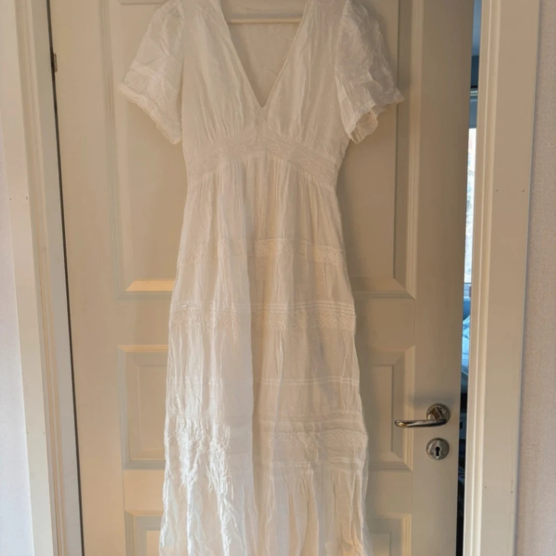 Vit långklänning med spets och prickar