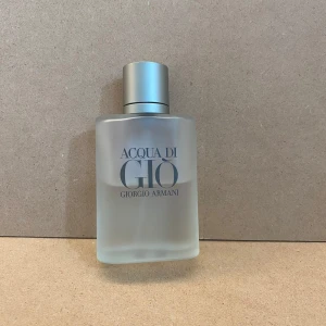 Acqua di Giò Giorgio Armani parfym - Giorgio Armani Acqua di Giò. Det är halva kvar så det är 50 ml kvar i flaskan 