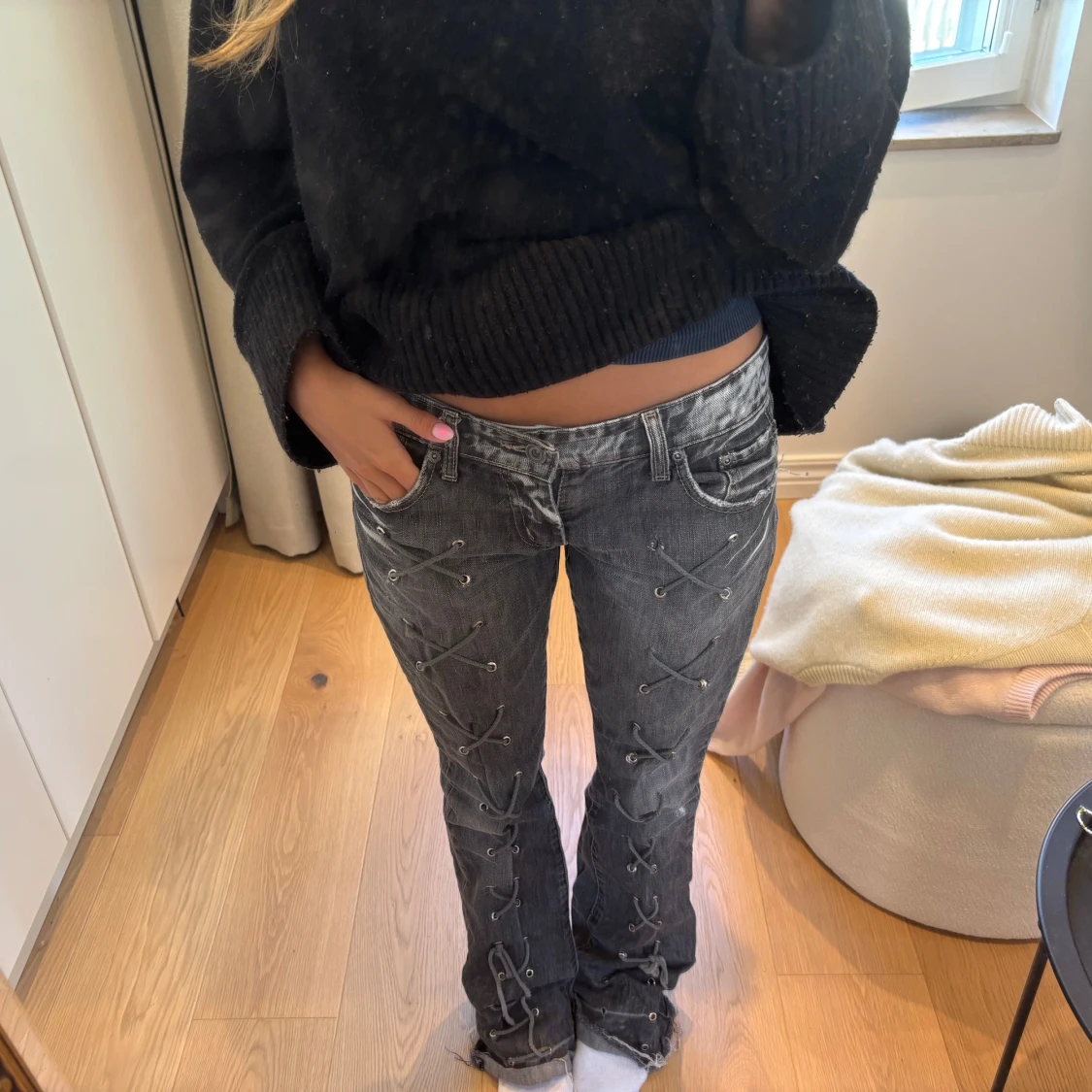 Grå jeans med snörningsdetaljer