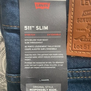 Levi's 511 Slim jeans mörkblå 30/34 aldrig använda  - Säljer ett par Levi's 511 Slim jeans i mörkblå tvätt med klassiska kontrastsömmar. Modellen är slim fit med stretch för extra komfort och sitter lågt på höften. Perfekta jeans för dig som gillar en smalare siluett och tidlös stil. 