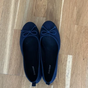 Mörkblå ballerina skor  - Säljer mina jätte fina mörkblåa ballerina skor då de va för stora, använda 2 gånger och köpta i somras 💞