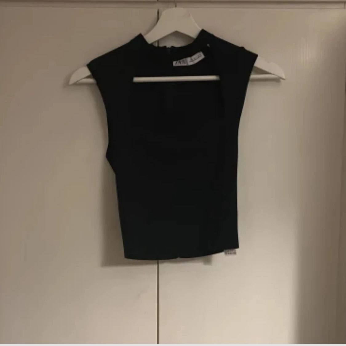 Svart croppad topp med chokerdetalj - 1