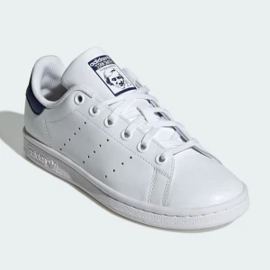 Adidas skor - Adidas stan Smith skor med mörkblå detaljer, lite slitna och ganska använda därav de låga priset. Skriv för fler bilder