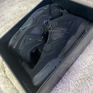 Svarta Nike Jordan 4 sneakers black cat: Snabbt Leverans - Säljer ett par svarta Nike Jordan 4 black cats till salo intresserad skriv hjärna . jätte bra skor för vintern: SAMMA DAG DU KÖPER SAMMA DAG FRAKTAR JAG 