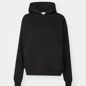 Svart hoodie med huva och ficka - Basic original hoodien från Gina i svart. 
