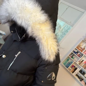 Svart Moose Knuckles jacka med päls - Ny har använt två gånger fin varm jacka canadagose 