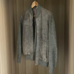 Tom Ford liknade bomberjacka - Säljer en grå bomberjacka i mocha. Jackan är köpt i en second hand butik i Japan så har inget kvitto. Vet häller tyvärr inte vilket märke det är men jackan är i extremt bra kvalitet. Pris kan diskuteras. Fråga gärna om ni vill ha mer info.