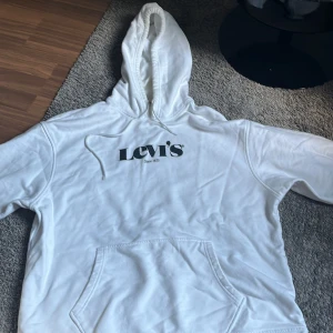 Vit levis hoodie - Säljer en vit levis hoodie strl L i mycket fint skick som knappt är använd. Skriv om du har frågor. Kan skicka mot frakt