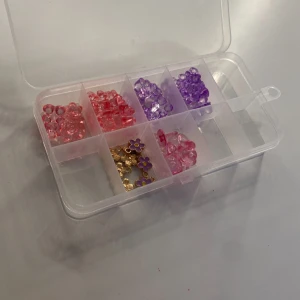 Rosa och lila berlocker  - Det är 8st rosa björnar, 8 lila björnar, 6st rosa nappar och 8st lila blommor ❤️ man kan skriva om vilka/vilken man vill köpa så sätter jag ett pris och så kan vi diskutera det!❤️ alla för 60kr🤍🎀