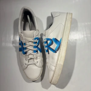 Burberry skor - Hej! Säljer nu mina skor från märket Burberry , storlek 45 bra skick, allt på bilden ingår. Tveka inte på att höra av dig om du har frågor eller funderingar kring skorna! 