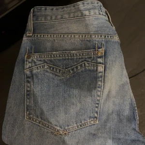 Replay blå jeans - Klassiska replay jeans i ljusblå tvätt med raka ben och femficksdesign. 