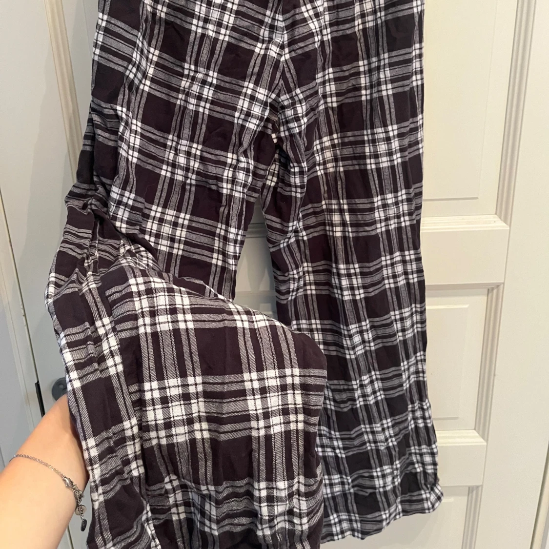 Svarta rutiga byxor från H&M - 1