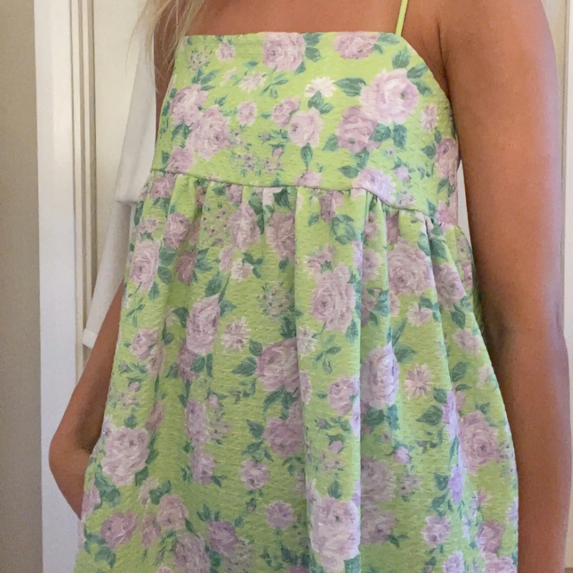 Grön blommig linnetopp med tunna band - 3