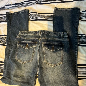 Lågmidjadr bootcut jeans - Snygga blå jeans från Pull&Bear som är lågmidjade och booycut. Säljer pga att de är för små. Dom är M men skulle säga att de passa S bättre😊
