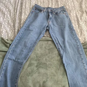 Ljusblå raka jeans från Vailent  - Säljer ett par ljusblå jeans från Vailent i storlek XS. Modellen har klassisk femficksdesign, raka ben och normal passform. Jeansen är tillverkade i jeansmaterial med dragkedja och knapp framtill. Perfekt för dig som gillar enkel och clean stil.