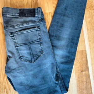 Tiger of Sweden jeans  - Ett par Tiger of Sweden jeans gråa i storlek 30/32. Använd 2 gånger så är i super skick. 10/10 skick. Modell slim