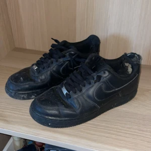 Svarta Nike Air Force 1 sneakers - Klassiska helsvarta Nike Air Force, finns defekt vid sulan som ej syns när man har på sig dom. Även lite crease. Därför säljes billigt.