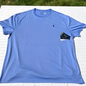 Blå Polo Ralph Lauren Performance T-Shirt XL - Snygg blå performance t-shirt från Polo Ralph Lauren, ny med prislapp och I storlek XL!