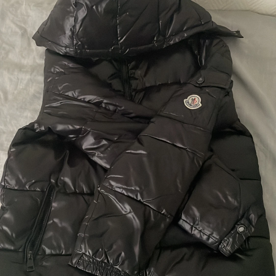Svart Moncler dunjacka med huva